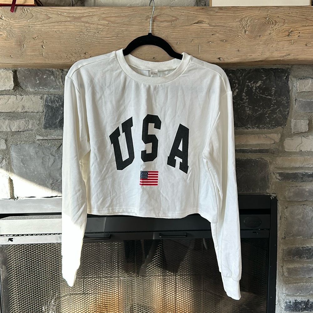 USA cropped light weight crewneck shirt.